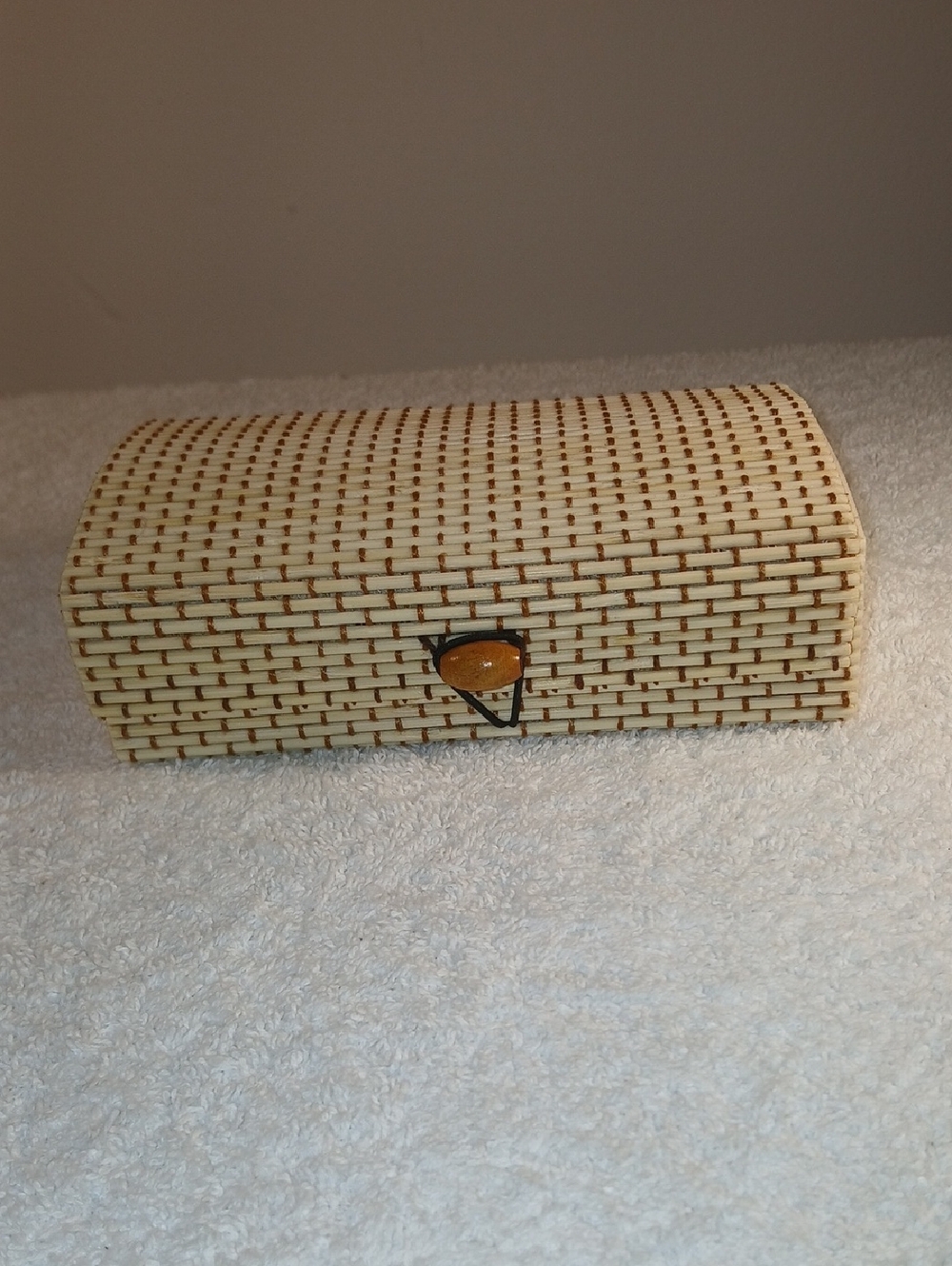 Woven Rattan Trinket Case in Cream and Brown With 6 Pcs Of Mystery Jewlry